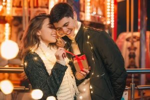 Valentine con gái có nên tặng quà bạn trai không?